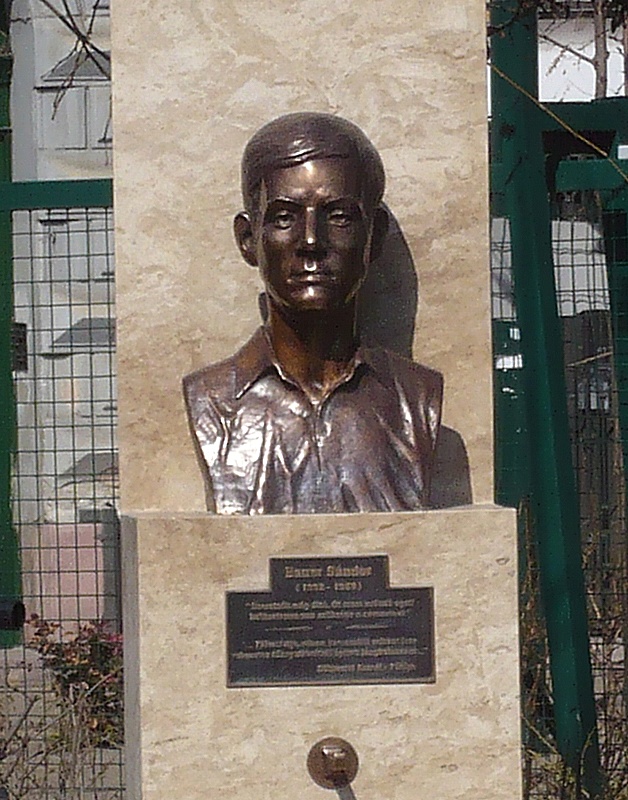 Bauer Sándor szobra