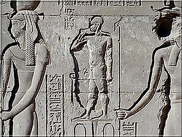 Heka, a mágia megszemélyesített egyiptomi istenének ábrázolása Eszna ókori templomán