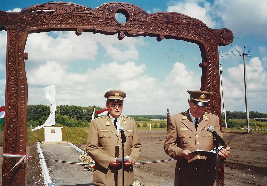 Bolgyirevka, a Megbékélés Kapuja. Bal oldalon Ivánfalvy György alezredes, mellette Erdős László ezredes, 1997. június 7-én