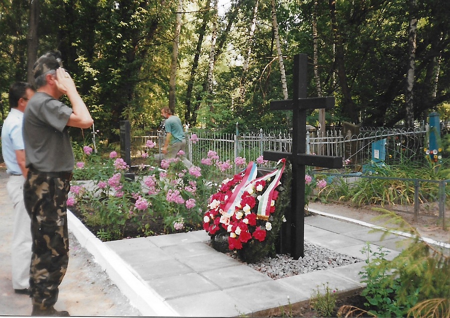 A kettős-kereszt megkoszorúzása a szaratovi temetőben