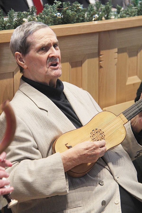 L. Kecskés András előadja az ősi magyar halotti éneket Budai Ilona emlékére