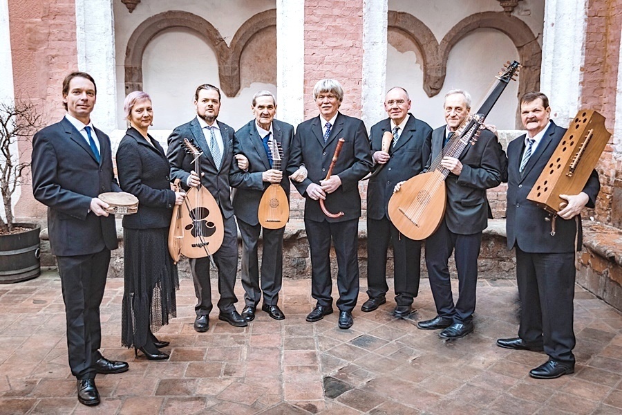 Egy hangverseny után Visegrádon, 2023-ban, a Királyi Palotában. Közreműködők – balról - Pálmai Árpád csörgő dob, Séra Anna rebek, Kobza Vajk úd, L. Kecskés András szoprán lant, Lévai Nagy Péter görbekürt, Molnár Péter zergekürt, Domján Gábor basszuslant, Kecskés Péter XI. századi tekerőlant, középkori nevén: szimfónia