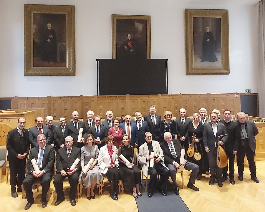 A Magyar Örökség díjzottjai. Jobbról a második L. Kecskés András