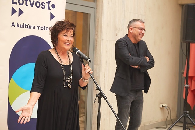 Kánya Kata és Sváby András televíziós műsorvezető, aki a kiállítást megnyitotta az Arany 10 Kultúrházban, 2024. április 26-án.