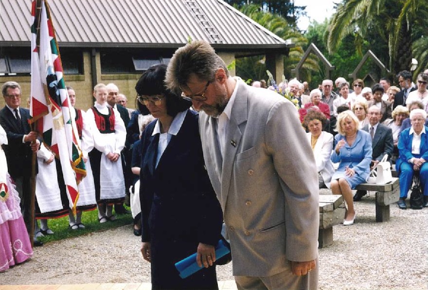 Koszorúzáson a Melbourne-i Magyar Központ kertjében lévő hősi emlékműnél, 1998. október 23-án. Együtt koszorúz Kurtz Mária, a Melbourne-i Magyar Iskola igazgatónője és férje, Ámon Antal, a Victoriai Magyar Emberjogi Alap elnöke.