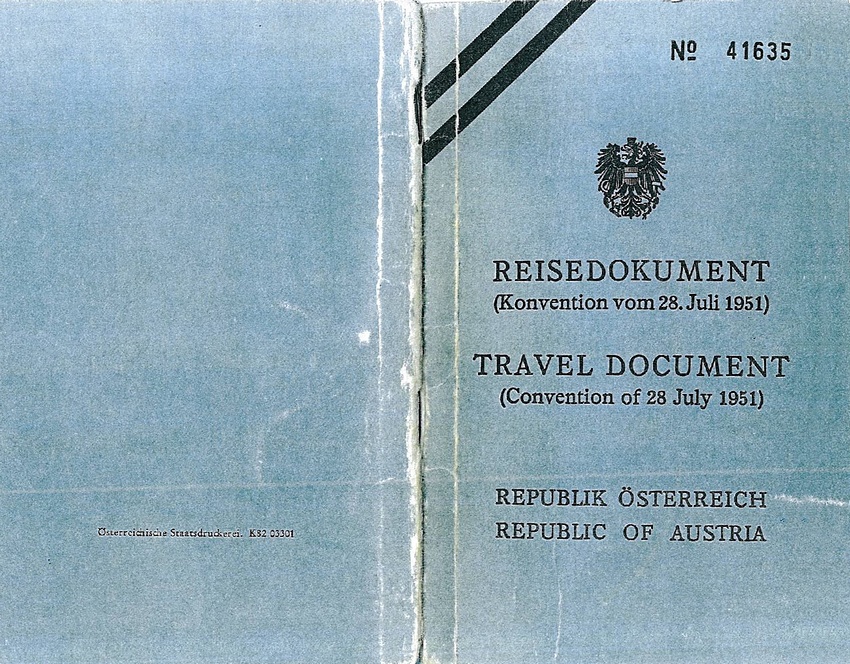 A továbbutazni kívánó politikai menekültnek az Osztrák Köztársaság úti okmányt állított ki, melynek első oldalán hivatkoztak az 1951.júius 28-i, Genfi Menekültügyi Konvencióra