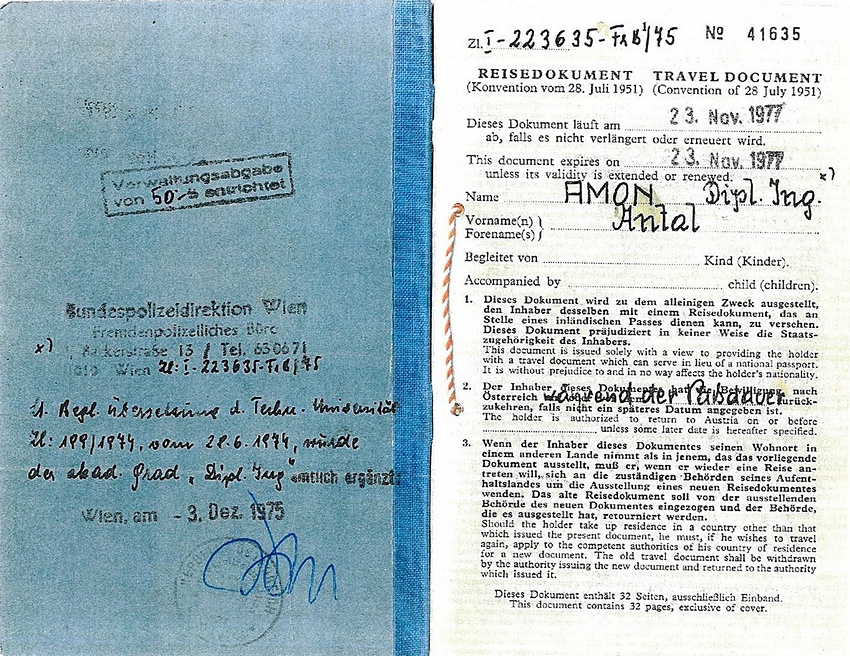 A belső borítón látható részleteket azután töltötték ki, hogy csempészés útján megérkezett a mérnöki diplomája. Épp időben, a továbbutazása előtti napon